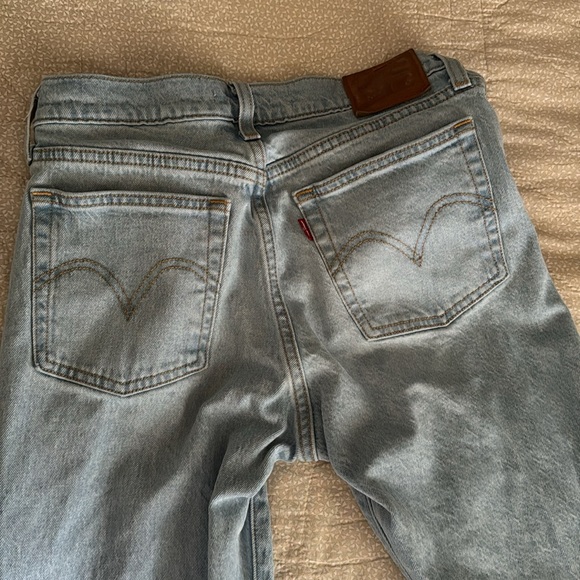 Levi’s wedgie bootcut light wash 27x30 PRICE FIRM - Picture 9 of 11
